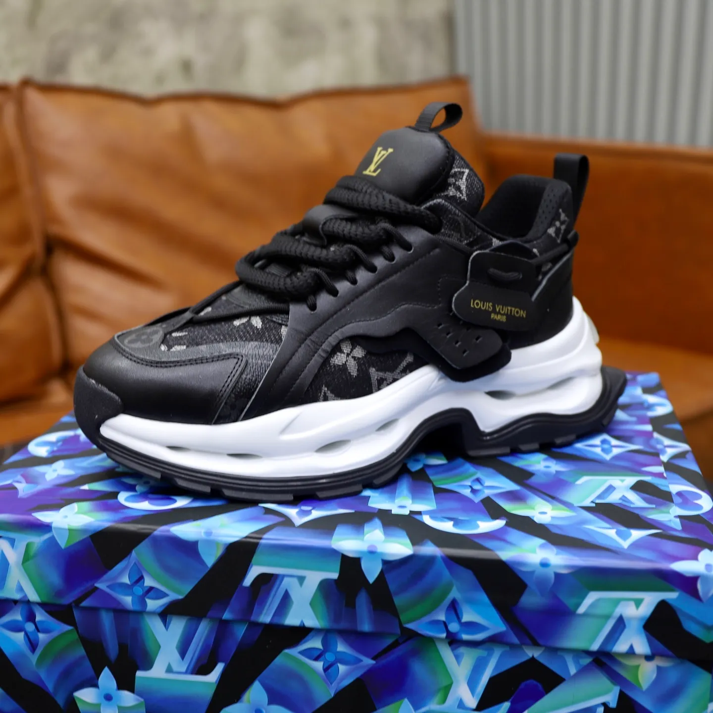 Ex-factory price: 600💰【LV】Louis Vuitton is a high-end brand of men's shoes, new model on the market, top luxury brand, the latest fashionable casual men's shoes, a trendy and versatile style, relaxed and sporty, with calfskin upper and ultra-fine workmanship. The original personalized fashionable rubber wear-resistant outsole is light and comfortable on the foot. Code number: 39-44 (45, 46 customized)